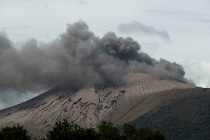 El volcán Telica de Nicaragua expulsa gases y cenizas tras cuatro explosiones El volcán Telica de Nicaragua expulsa gases y cenizas tras cuatro explosiones