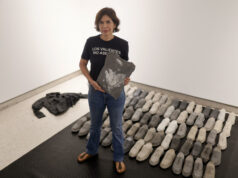 Esculturas de ropa encontrada en un rancho rinden homenaje a desaparecidos mexicanos Esculturas de ropa encontrada en un rancho rinden homenaje a desaparecidos mexicanos