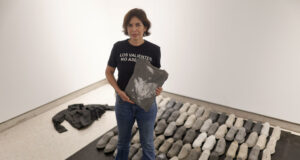 Esculturas de ropa encontrada en un rancho rinden homenaje a desaparecidos mexicanos Esculturas de ropa encontrada en un rancho rinden homenaje a desaparecidos mexicanos