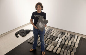 Esculturas de ropa encontrada en un rancho rinden homenaje a desaparecidos mexicanos Esculturas de ropa encontrada en un rancho rinden homenaje a desaparecidos mexicanos