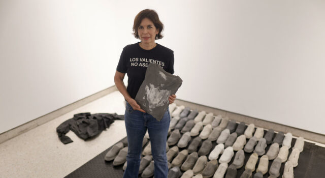 Esculturas de ropa encontrada en un rancho rinden homenaje a desaparecidos mexicanos Esculturas de ropa encontrada en un rancho rinden homenaje a desaparecidos mexicanos