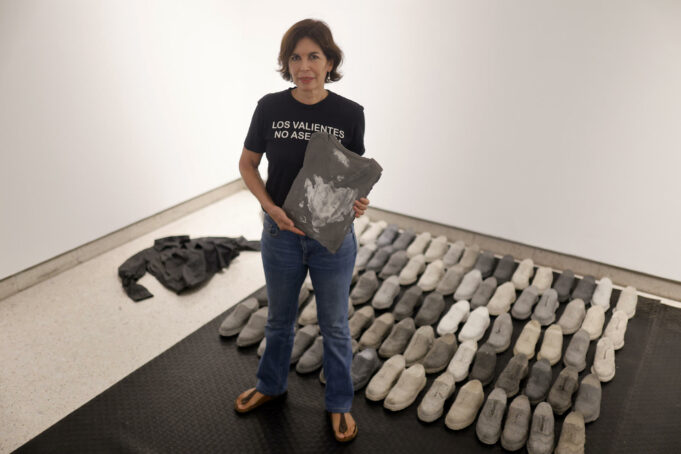 Esculturas de ropa encontrada en un rancho rinden homenaje a desaparecidos mexicanos Esculturas de ropa encontrada en un rancho rinden homenaje a desaparecidos mexicanos