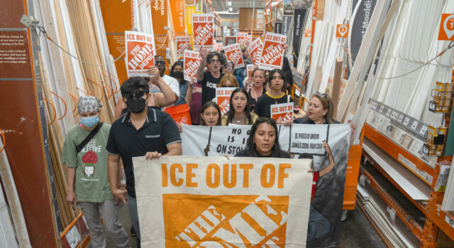 Grupo latino insta a Home Depot a rechazar acceso de ICE a instalaciones Grupo latino insta a Home Depot a rechazar acceso de ICE a instalaciones