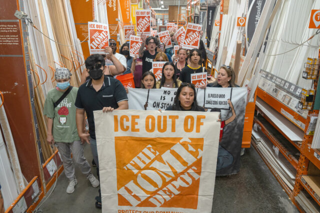 Grupo latino insta a Home Depot a rechazar acceso de ICE a instalaciones