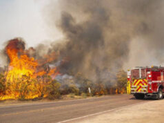 Incendio en el sur de California amenaza casas y deja al menos tres heridos Incendio en el sur de California amenaza casas y deja al menos tres heridos