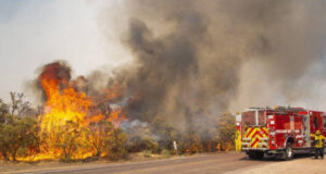 Incendio en el sur de California amenaza casas y deja al menos tres heridos Incendio en el sur de California amenaza casas y deja al menos tres heridos