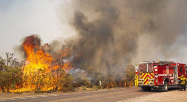 Incendio en el sur de California amenaza casas y deja al menos tres heridos Incendio en el sur de California amenaza casas y deja al menos tres heridos