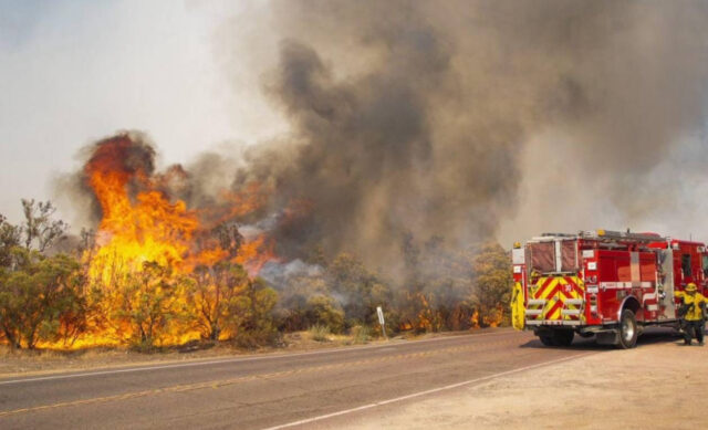 Incendio en el sur de California amenaza casas y deja al menos tres heridos