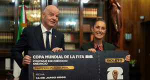 Infantino entregó a Sheinbaum una réplica gigante del boleto inaugural del Mundial Infantino entregó a Sheinbaum una réplica gigante del boleto inaugural del Mundial