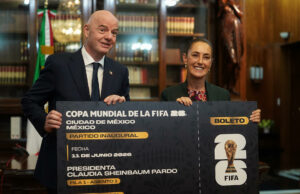 Infantino entregó a Sheinbaum una réplica gigante del boleto inaugural del Mundial Infantino entregó a Sheinbaum una réplica gigante del boleto inaugural del Mundial