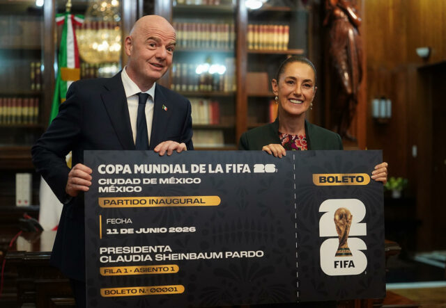Infantino entregó a Sheinbaum una réplica gigante del boleto inaugural del Mundial