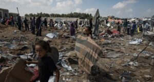 Israel atacó campo de desplazados en Gaza: “Estaríamos hechos pedazos si nos quedamos” Israel atacó campo de desplazados en Gaza: "Estaríamos hechos pedazos si nos quedamos"