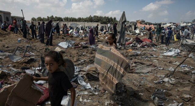 Israel atacó campo de desplazados en Gaza: “Estaríamos hechos pedazos si nos quedamos” Israel atacó campo de desplazados en Gaza: "Estaríamos hechos pedazos si nos quedamos"