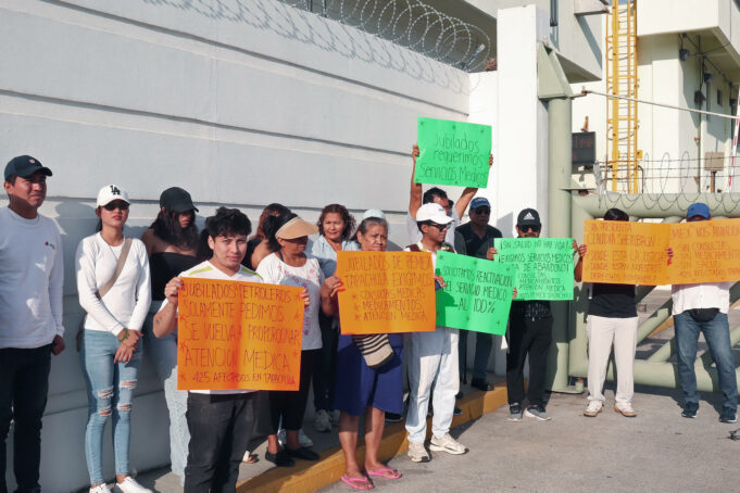 Jubilados de Pemex cierran planta, provocando desabasto de gasolina en Chiapas Jubilados de Pemex cierran planta, provocando desabasto de gasolina en Chiapas