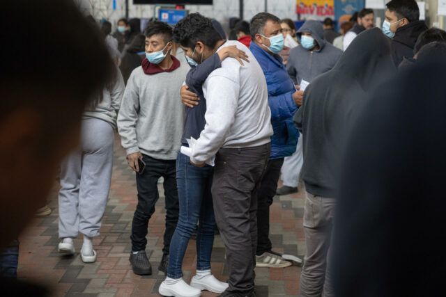 Jueza de EEUU bloquea deportaciones rápidas por violar el debido proceso