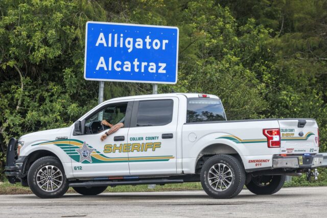 Jueza ordena desmantelar 'Alligator Alcatraz', centro migratorio, en 60 días