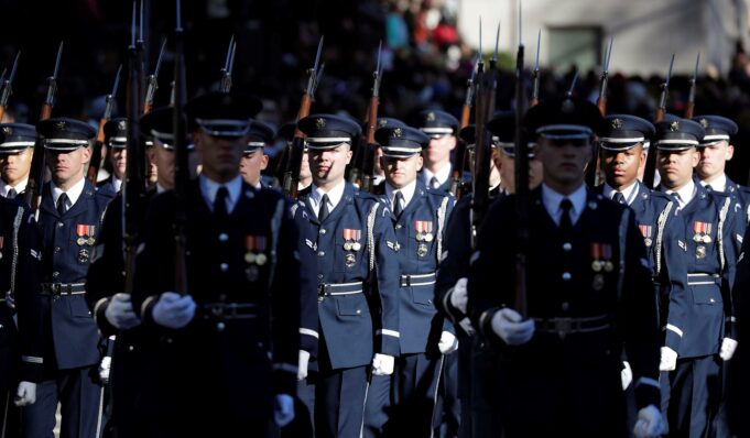 La Fuerza Aérea de EE.UU. negará la pensión a militares transgénero retirados La Fuerza Aérea de EE.UU. negará la pensión a militares transgénero retirados