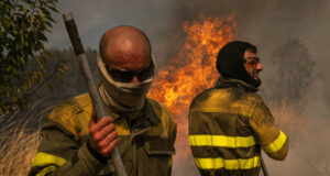 La peor ola de incendios del siglo en España deja devastación y “un infierno” La peor ola de incendios del siglo en España deja devastación y "un infierno"