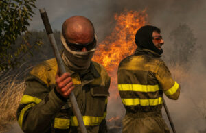 La peor ola de incendios del siglo en España deja devastación y “un infierno” La peor ola de incendios del siglo en España deja devastación y "un infierno"