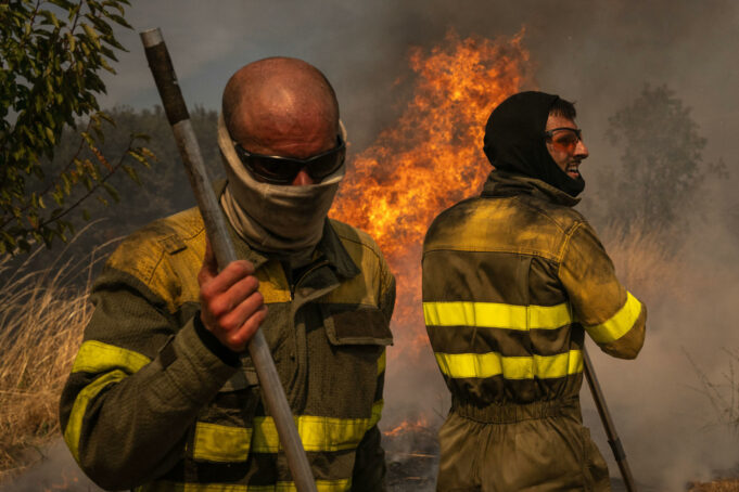 La peor ola de incendios del siglo en España deja devastación y “un infierno” La peor ola de incendios del siglo en España deja devastación y "un infierno"