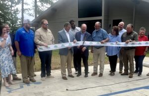 Líderes celebran mejoras en el Parque Estatal Wind Creek Líderes celebran mejoras en el Parque Estatal Wind Creek