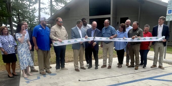 Líderes celebran mejoras en el Parque Estatal Wind Creek Líderes celebran mejoras en el Parque Estatal Wind Creek