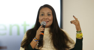 Ministra de Ambiente de Colombia renuncia en medio de protestas de campesinos y mineros Ministra de Ambiente de Colombia renuncia en medio de protestas de campesinos y mineros