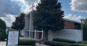 Mujer que acusó a sacerdote de Alabama de abuso sexual cuando era adolescente es arrestada Mujer que acusó a sacerdote de Alabama de abuso sexual cuando era adolescente es arrestada