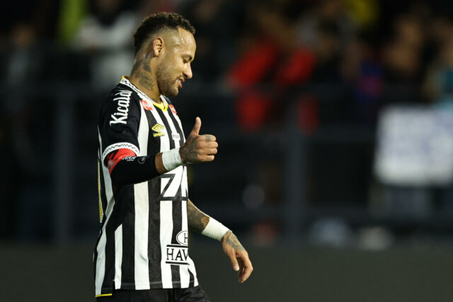 Neymar anota doblete y deslumbra a los enviados de Ancelotti