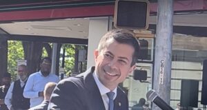 Pete Buttigieg, ex Secretario de Transporte, apoya la reelección del alcalde Randall Woodfin Pete Buttigieg, ex Secretario de Transporte, apoya la reelección del alcalde Randall Woodfin