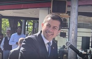 Pete Buttigieg, ex Secretario de Transporte, apoya la reelección del alcalde Randall Woodfin Pete Buttigieg, ex Secretario de Transporte, apoya la reelección del alcalde Randall Woodfin