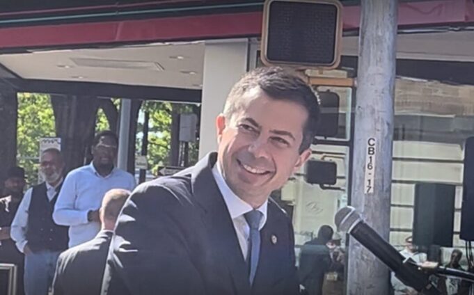 Pete Buttigieg, ex Secretario de Transporte, apoya la reelección del alcalde Randall Woodfin Pete Buttigieg, ex Secretario de Transporte, apoya la reelección del alcalde Randall Woodfin