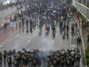 Un manifestante muerto y 600 detenidos en protestas violentas en Indonesia Un manifestante muerto y 600 detenidos en protestas violentas en Indonesia