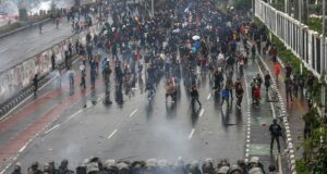 Un manifestante muerto y 600 detenidos en protestas violentas en Indonesia Un manifestante muerto y 600 detenidos en protestas violentas en Indonesia