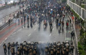 Un manifestante muerto y 600 detenidos en protestas violentas en Indonesia Un manifestante muerto y 600 detenidos en protestas violentas en Indonesia