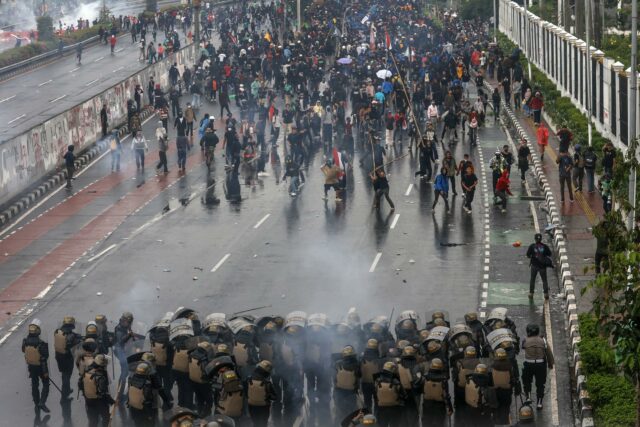 Un manifestante muerto y 600 detenidos en protestas violentas en Indonesia