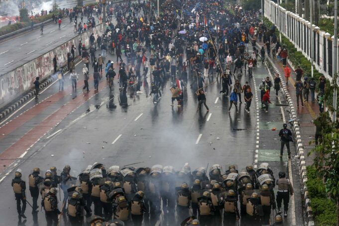Un manifestante muerto y 600 detenidos en protestas violentas en Indonesia Un manifestante muerto y 600 detenidos en protestas violentas en Indonesia