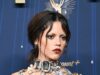 Jenna Ortega usa un puñado de joyas y no mucho más para los Emmy Jenna Ortega usa un puñado de joyas y no mucho más para los Emmy