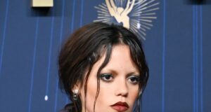 Jenna Ortega usa un puñado de joyas y no mucho más para los Emmy Jenna Ortega usa un puñado de joyas y no mucho más para los Emmy