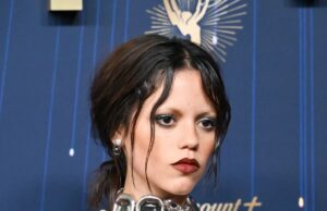 Jenna Ortega usa un puñado de joyas y no mucho más para los Emmy Jenna Ortega usa un puñado de joyas y no mucho más para los Emmy