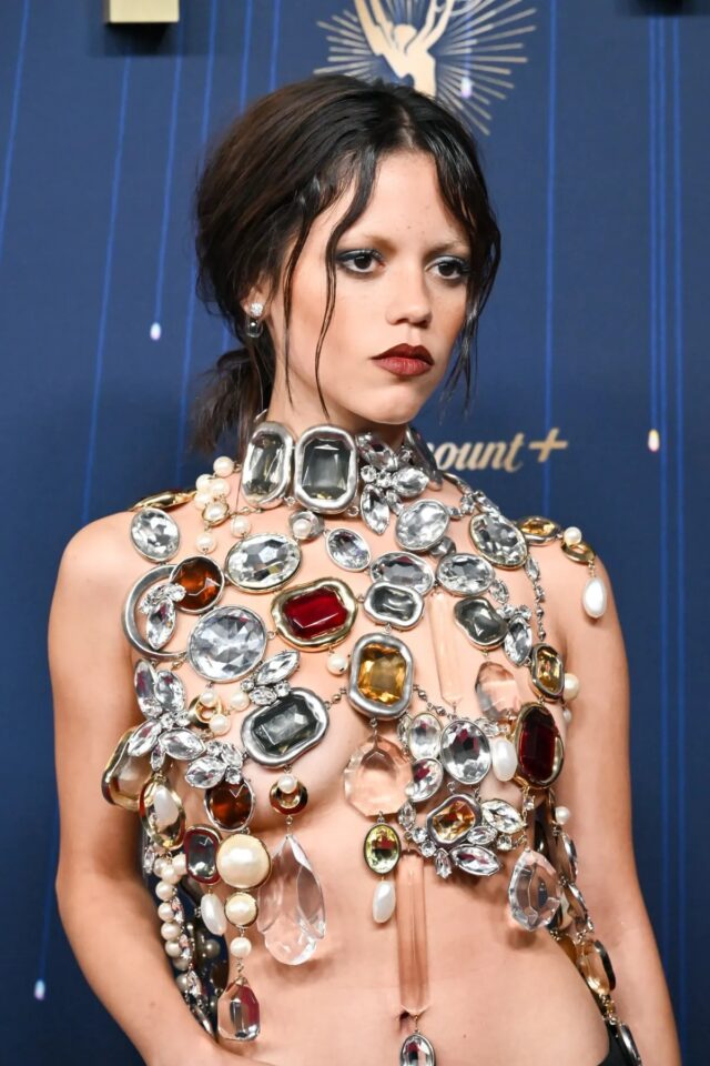 Jenna Ortega usa un puñado de joyas y no mucho más para los Emmy