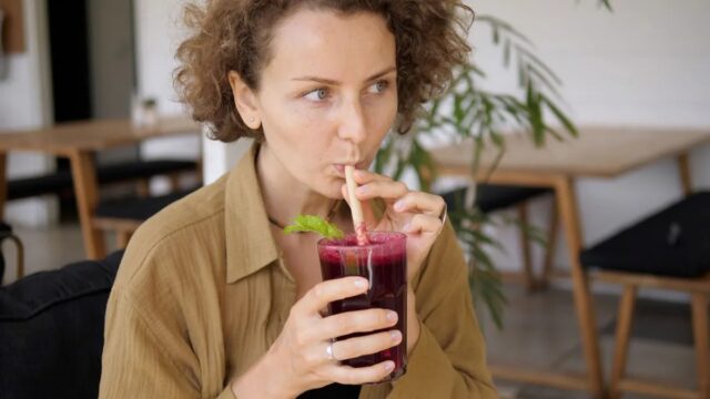 Jugo de vegetales específico podría reducir la presión arterial de adultos mayores