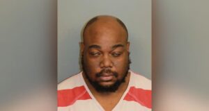 Activista de Birmingham acusado de incendio en Walmart durante protesta por Jabari Peoples Activista de Birmingham acusado de incendio en Walmart durante protesta por Jabari Peoples