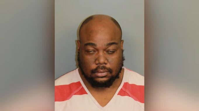 Activista de Birmingham acusado de incendio en Walmart durante protesta por Jabari Peoples Activista de Birmingham acusado de incendio en Walmart durante protesta por Jabari Peoples