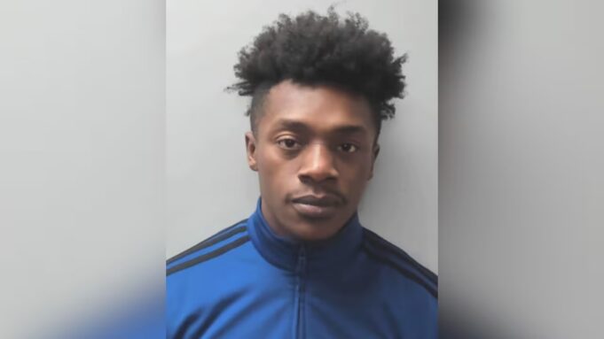 Delincuente condenado a casi siete años por posesión ilegal de ametralladora y arma Delincuente condenado a casi siete años por posesión ilegal de ametralladora y arma