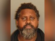 Hombre arrestado por lanzar piedras grandes a vehículos en movimiento, impactando a 4 Hombre arrestado por lanzar piedras grandes a vehículos en movimiento, impactando a 4