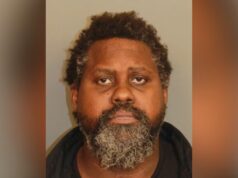 Hombre arrestado por lanzar piedras grandes a vehículos en movimiento, impactando a 4 Hombre arrestado por lanzar piedras grandes a vehículos en movimiento, impactando a 4