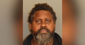 Hombre arrestado por lanzar piedras grandes a vehículos en movimiento, impactando a 4 Hombre arrestado por lanzar piedras grandes a vehículos en movimiento, impactando a 4