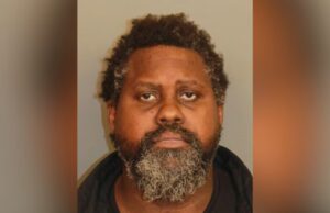 Hombre arrestado por lanzar piedras grandes a vehículos en movimiento, impactando a 4 Hombre arrestado por lanzar piedras grandes a vehículos en movimiento, impactando a 4