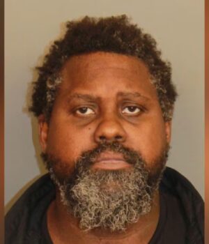 Hombre arrestado por lanzar piedras grandes a vehículos en movimiento, impactando a 4 Hombre arrestado por lanzar piedras grandes a vehículos en movimiento, impactando a 4